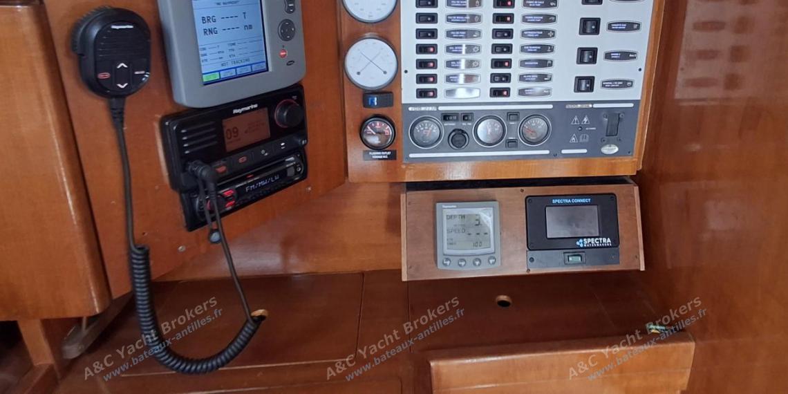 Dufour 40 Performance : Table à cartes Dufour 40 Performance : Table à cartes