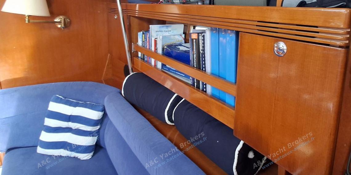 Dufour 40 Performance : Banquette tribord vue depuis la table à cartes Dufour 40 Performance : Banquette tribord vue depuis la table à cartes