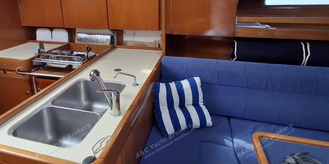 Dufour 40 Performance : Cuisine et carré Dufour 40 Performance : Cuisine et carré