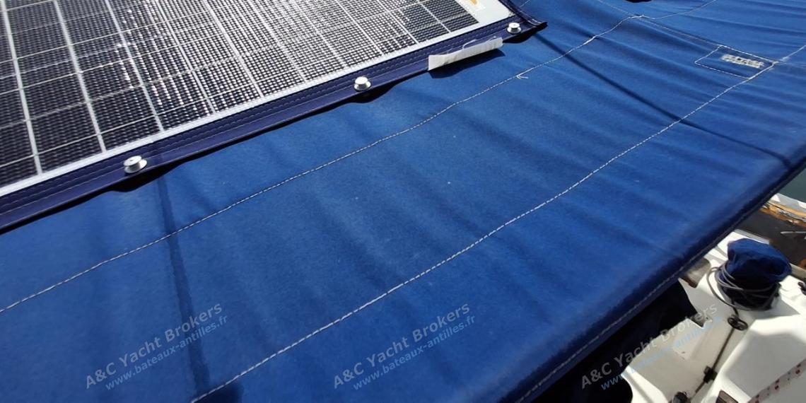 Dufour 40 Performance : Panneaux solaire sur le bimini Dufour 40 Performance : Panneaux solaire sur le bimini