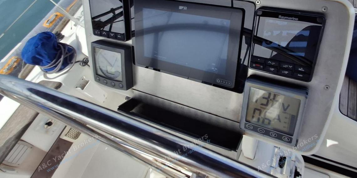 Dufour 40 Performance : Electronique au poste de barre Dufour 40 Performance : Electronique au poste de barre