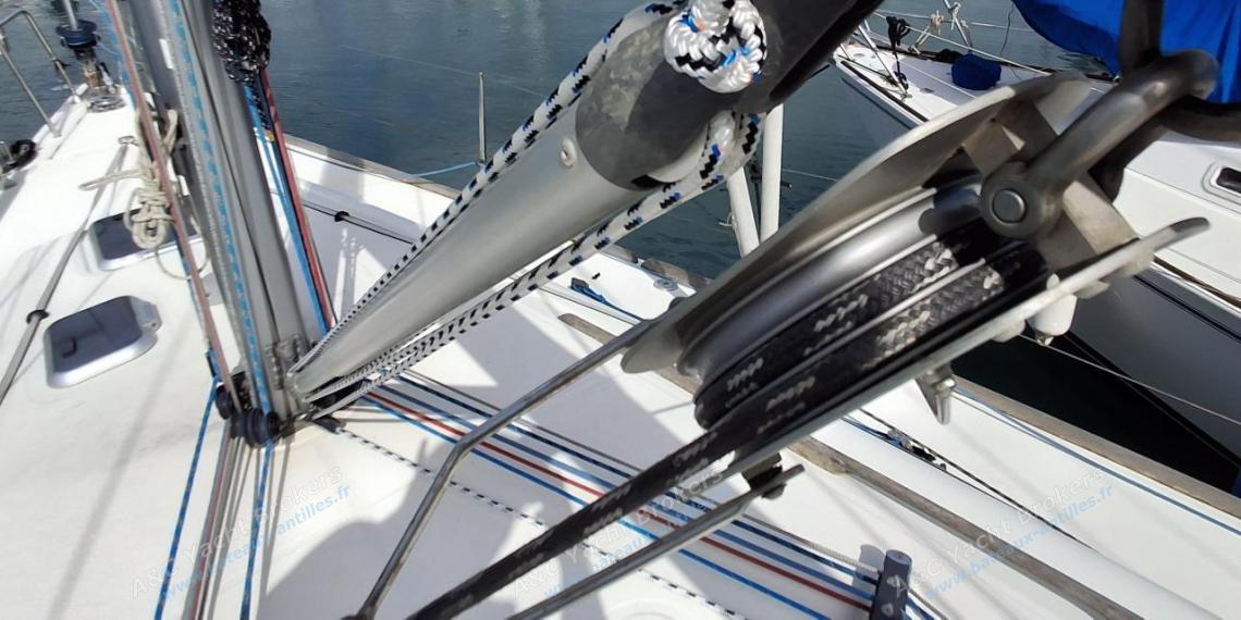 Dufour 40 Performance : Frein de bôme et hale-bas rigide Dufour 40 Performance : Frein de bôme et hale-bas rigide