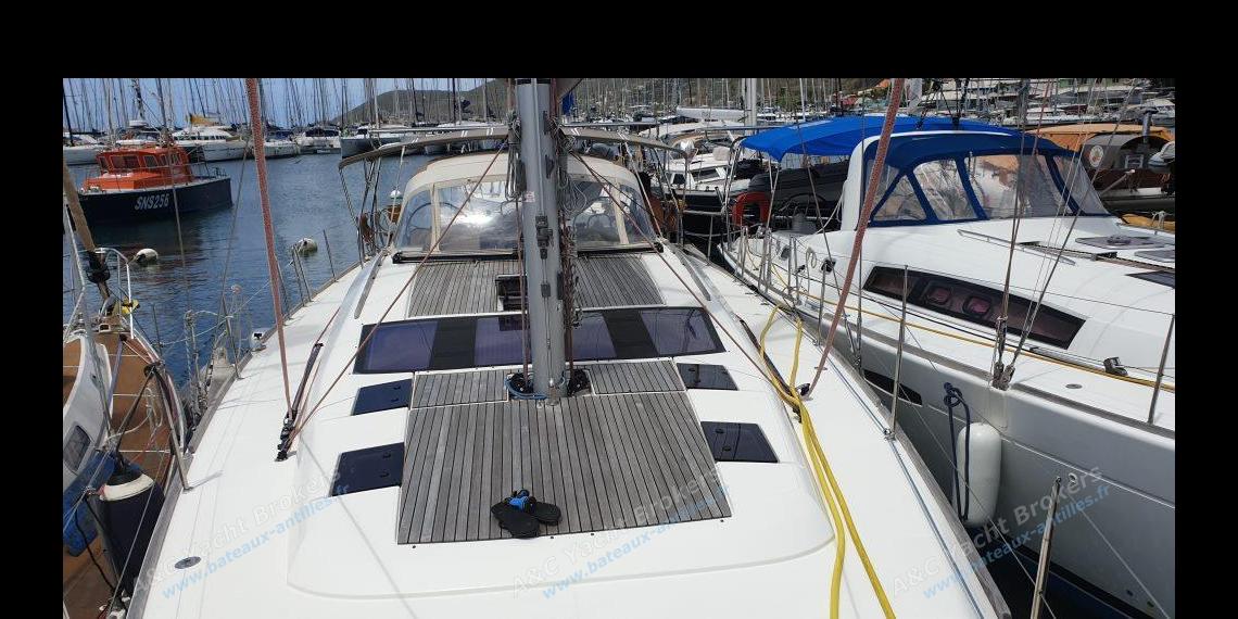 Dufour 500 Grand'Large : Deck seen from the bow Dufour 500 Grand'Large : Deck seen from the bow