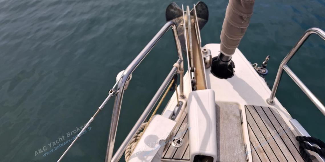Dufour 500 Grand'Large : Anchor on bow roller Dufour 500 Grand'Large : Anchor on bow roller