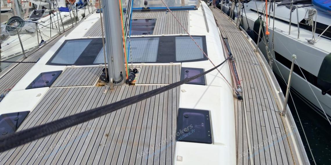 Dufour 500 Grand'Large : Deck and roof seen from the bow Dufour 500 Grand'Large : Deck and roof seen from the bow