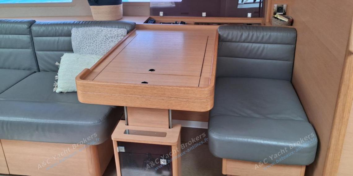 Dufour 500 Grand'Large : Starboard charts table Dufour 500 Grand'Large : Starboard charts table