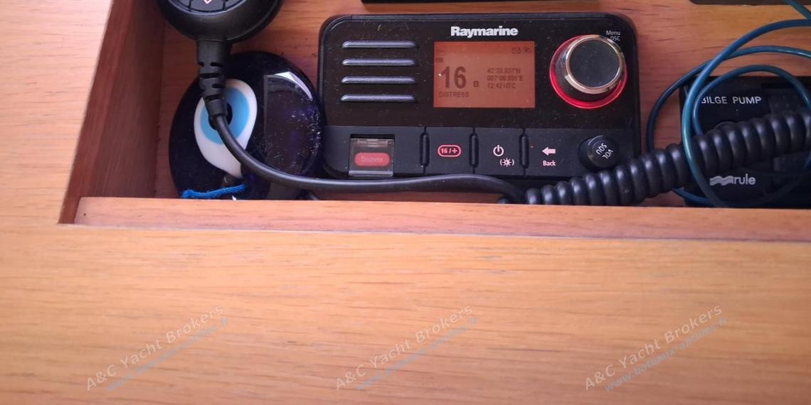 Dufour 500 Grand'Large : Electronics at charts table Dufour 500 Grand'Large : Electronics at charts table