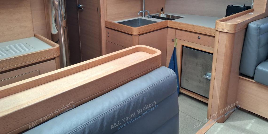 Dufour 500 Grand'Large : Galley in front of the saloon other view Dufour 500 Grand'Large : Galley in front of the saloon other view