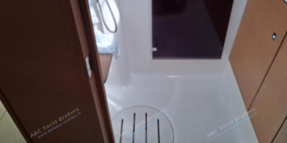 Dufour 500 Grand'Large : Forward shower room Dufour 500 Grand'Large : Forward shower room