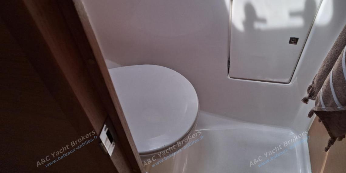 Dufour 500 Grand'Large : Forward head Dufour 500 Grand'Large : Forward head