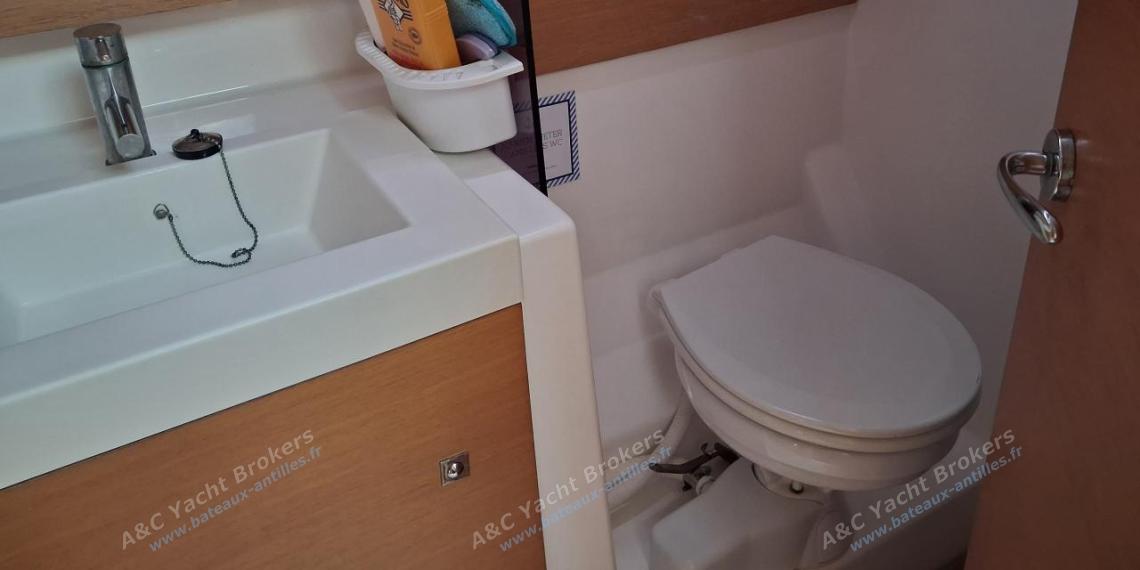 Dufour 500 Grand'Large : Aft port shower room Dufour 500 Grand'Large : Aft port shower room