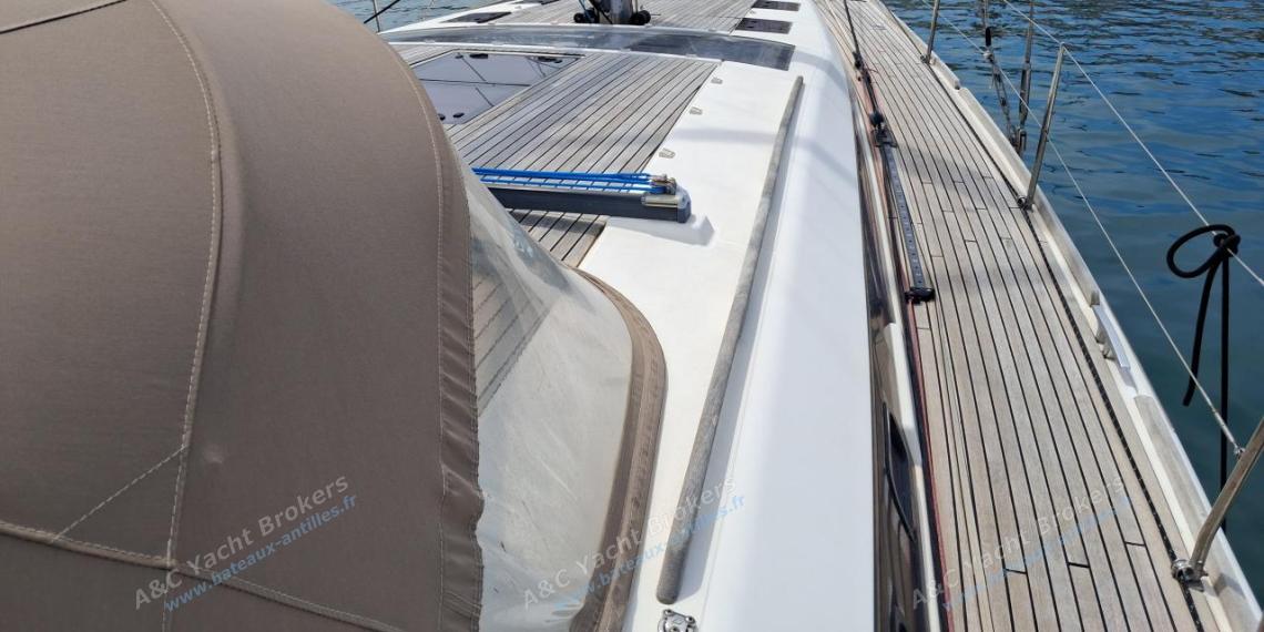 Dufour 500 Grand'Large : Starboard companionway seen from the helm station Dufour 500 Grand'Large : Starboard companionway seen from the helm station