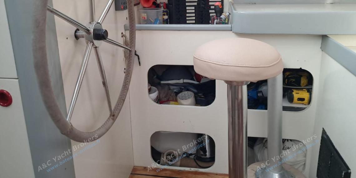 Bénéteau Evasion 36 : Wheelhouse with helm station other view Bénéteau Evasion 36 : Wheelhouse with helm station other view