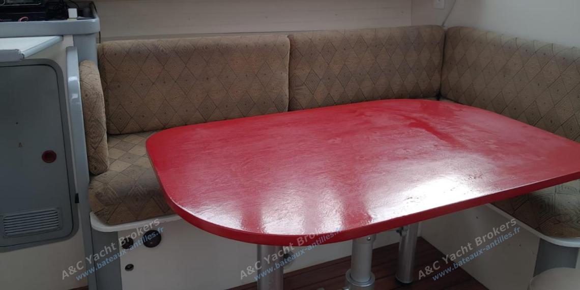 Bénéteau Evasion 36 : Saloon table and bench seat to port Bénéteau Evasion 36 : Saloon table and bench seat to port
