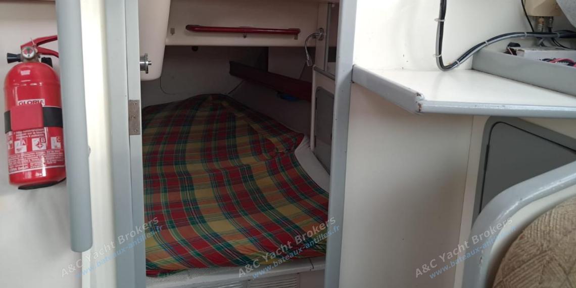 Bénéteau Evasion 36 : Aft cabin seen from the saloon Bénéteau Evasion 36 : Aft cabin seen from the saloon