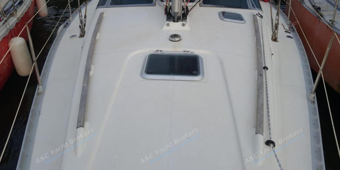 Bénéteau Evasion 36 : Deck and roof seen from the bow Bénéteau Evasion 36 : Deck and roof seen from the bow