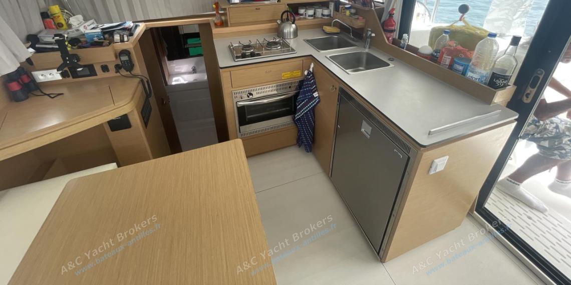 Excess Excess 11 : Galley L shape on starboard Excess Excess 11 : Galley L shape on starboard