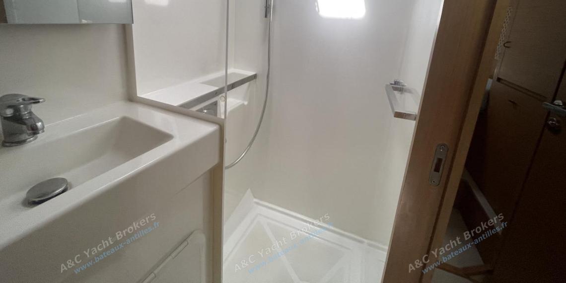 Excess Excess 11 : Shower room in port hull Excess Excess 11 : Shower room in port hull