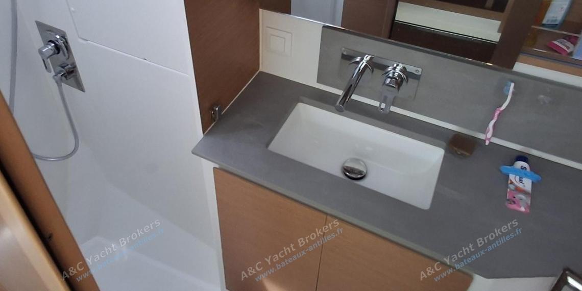 Excess Excess 12 : Shower room in guest hull Excess Excess 12 : Shower room in guest hull