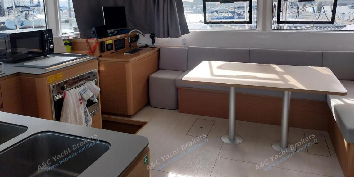 Excess 14 : Saloon table Excess 14 : Saloon table