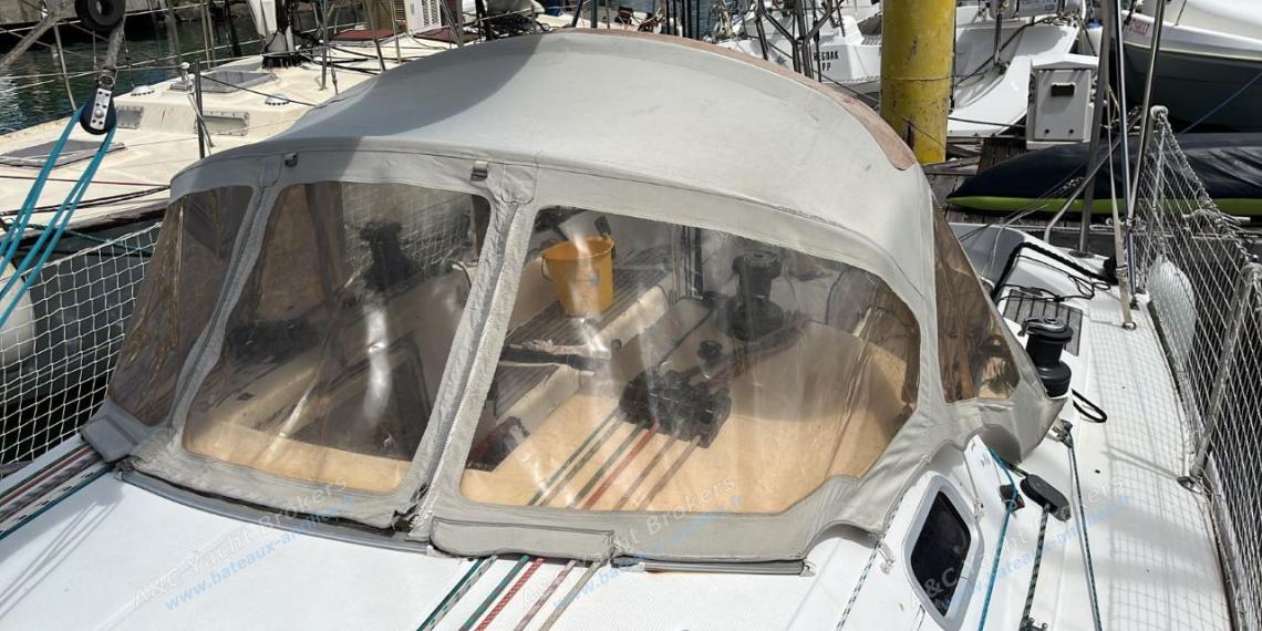 Bénéteau First 31.7 : Dodger seen from the port companionway Bénéteau First 31.7 : Dodger seen from the port companionway