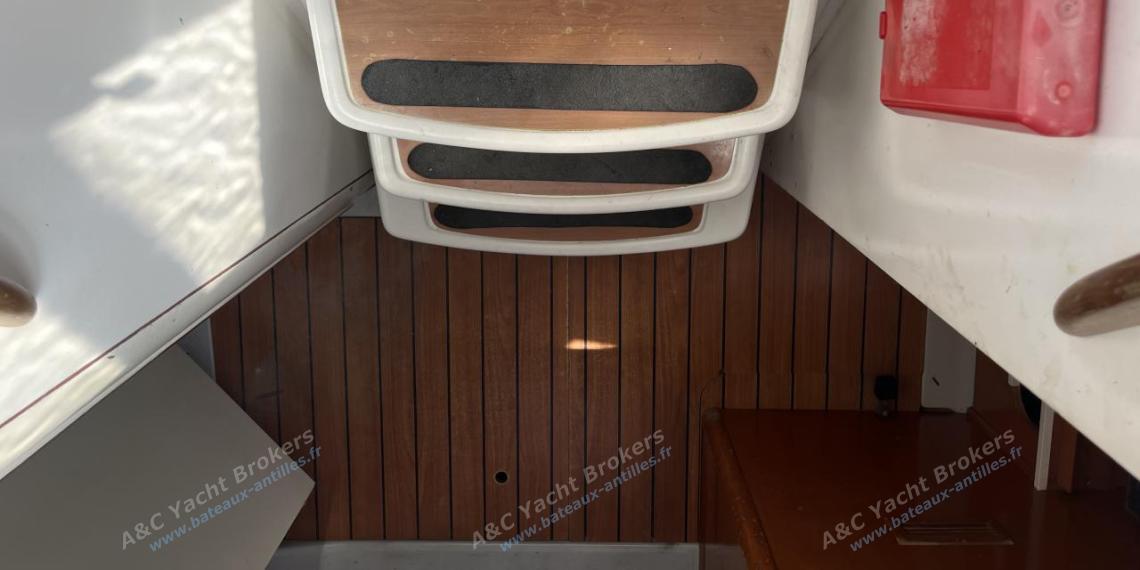 Bénéteau First 31.7 : Interior acess from the cockpit Bénéteau First 31.7 : Interior acess from the cockpit