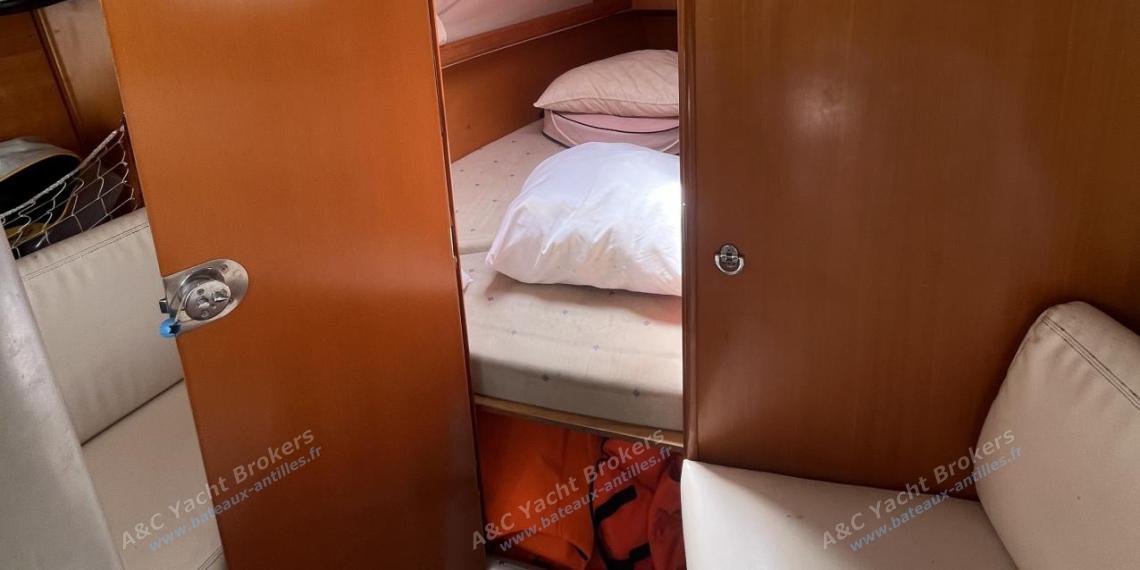 Bénéteau First 31.7 : Forward cabin seen from the saloon Bénéteau First 31.7 : Forward cabin seen from the saloon