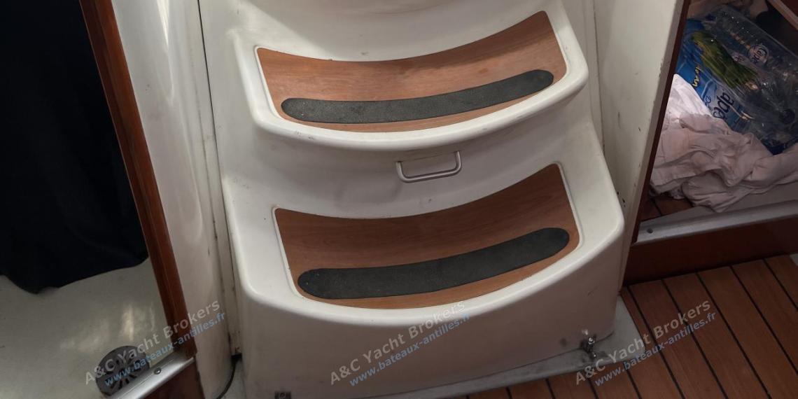 Bénéteau First 31.7 : Stairs for external access from the saloon Bénéteau First 31.7 : Stairs for external access from the saloon