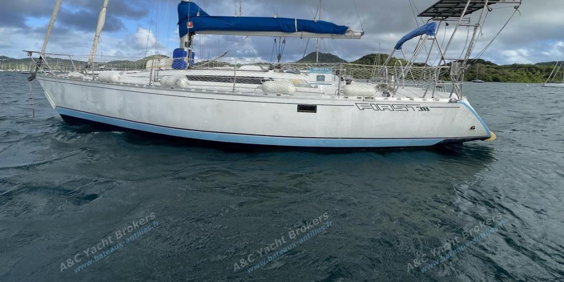 Bénéteau First 38 : At anchor in Martinique Bénéteau First 38 : At anchor in Martinique