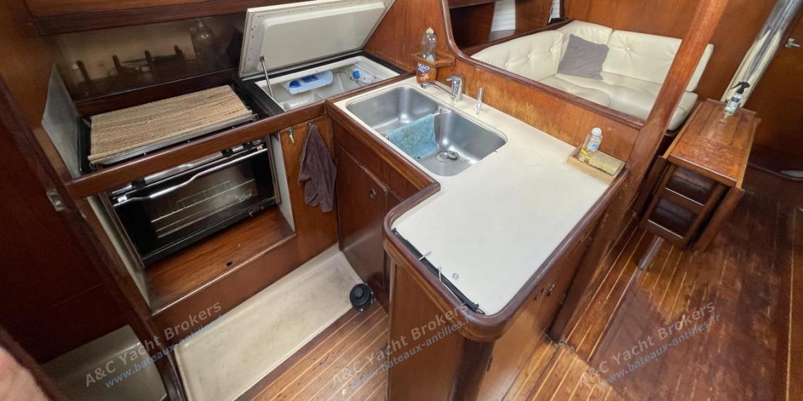 Bénéteau First 38 : Galley on port Bénéteau First 38 : Galley on port