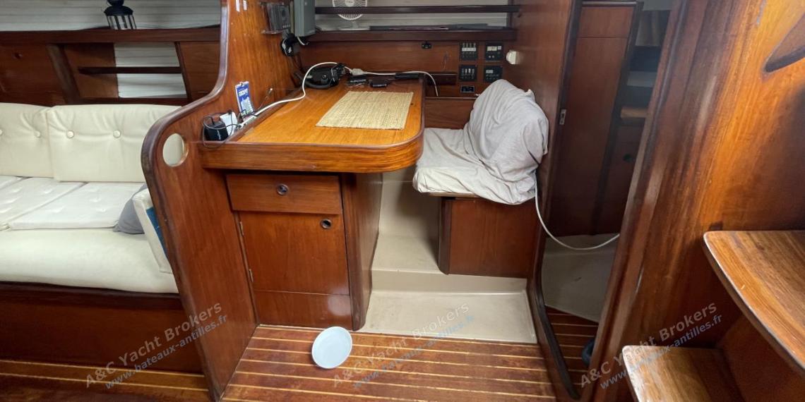 Bénéteau First 38 : Charts table seen from galley Bénéteau First 38 : Charts table seen from galley