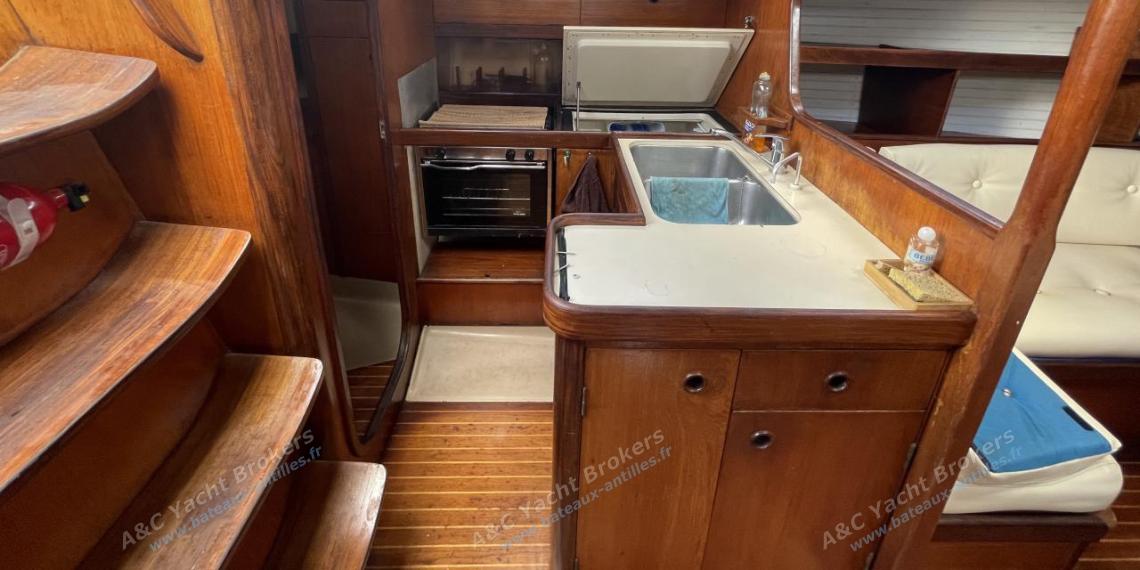 Bénéteau First 38 : Galley seen from charts table Bénéteau First 38 : Galley seen from charts table