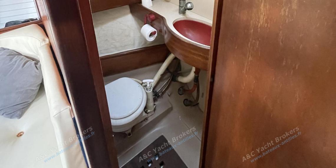 Bénéteau First 38 : Port forward shower room Bénéteau First 38 : Port forward shower room