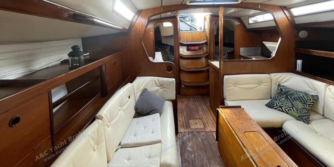 Bénéteau First 38 : Saloon seen from forward cabin door Bénéteau First 38 : Saloon seen from forward cabin door