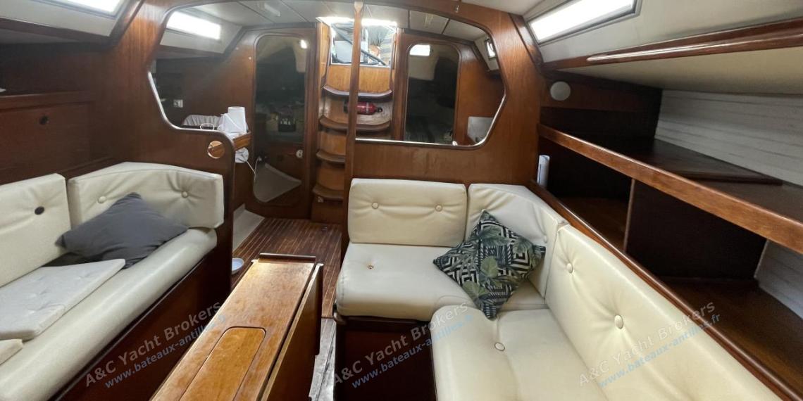 Bénéteau First 38 : Saloon seen from forward cabin door other view Bénéteau First 38 : Saloon seen from forward cabin door other view