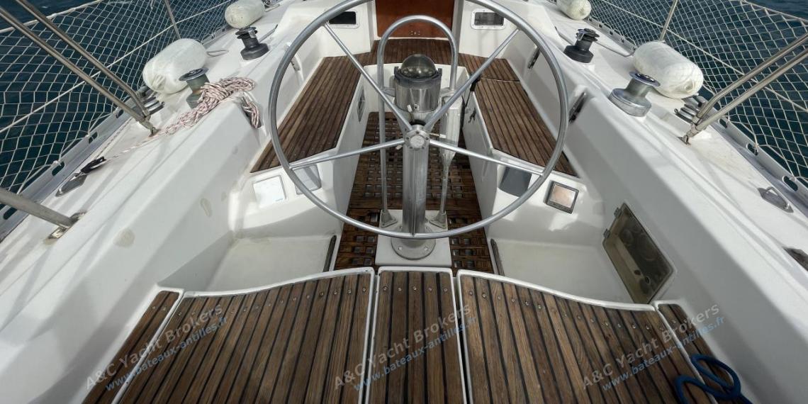 Bénéteau First 38 : Cockpit and helm station Bénéteau First 38 : Cockpit and helm station