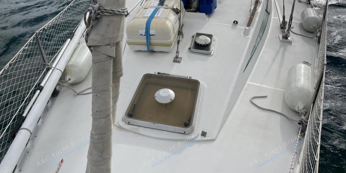 Bénéteau First 38 : Deck and roof seen from bow Bénéteau First 38 : Deck and roof seen from bow