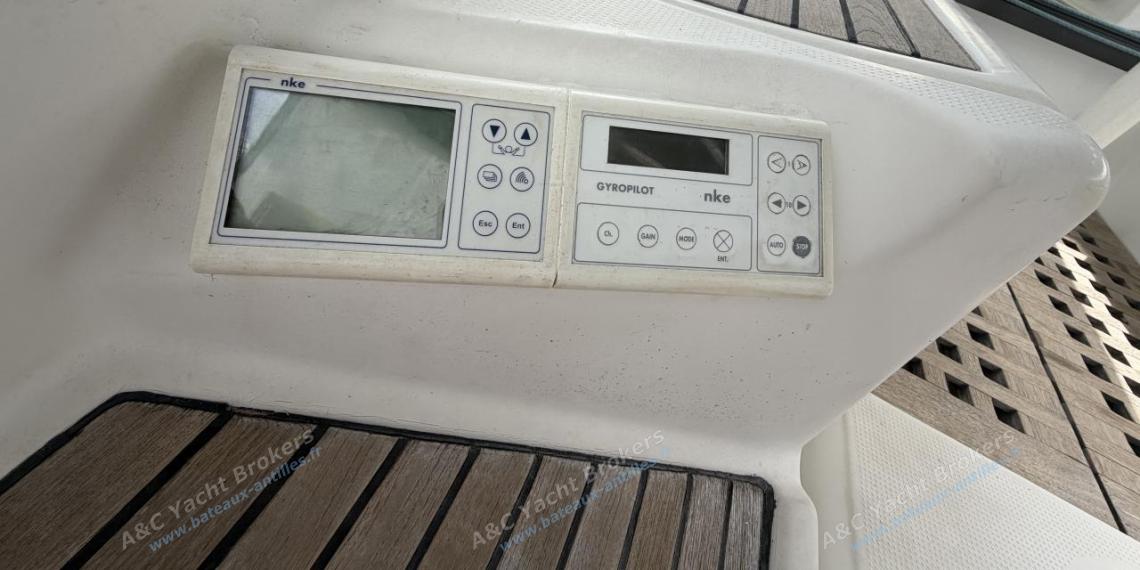 Bénéteau First 38s5 : Electronic at helm station Bénéteau First 38s5 : Electronic at helm station