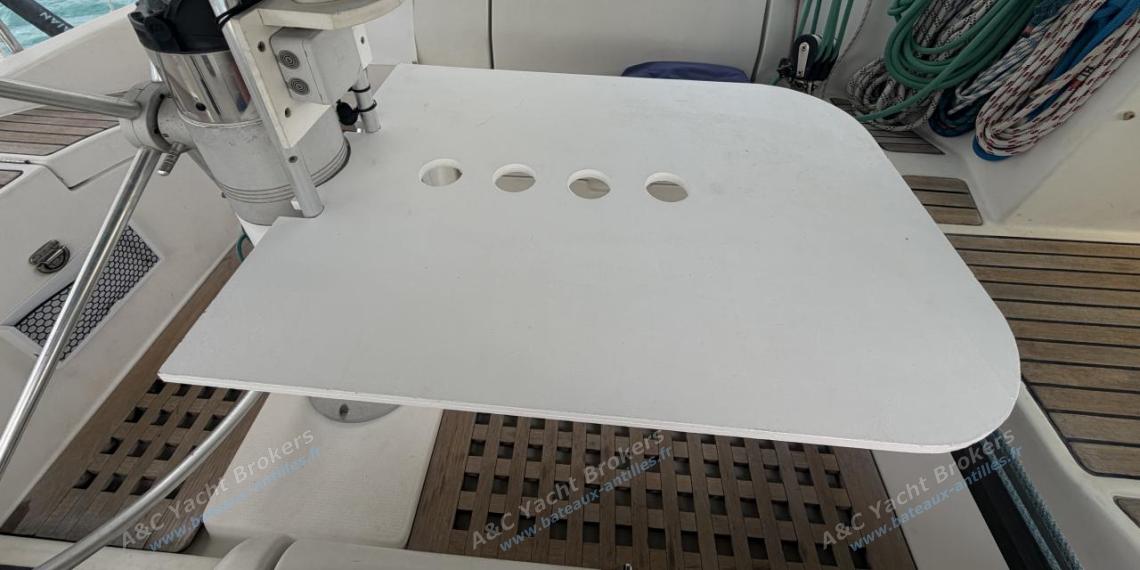 Bénéteau First 38s5 : Cockpit table Bénéteau First 38s5 : Cockpit table