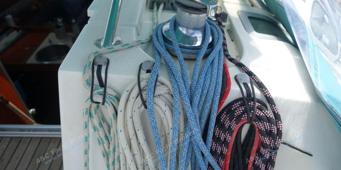 Bénéteau First 38s5 : Starboard winche on roof Bénéteau First 38s5 : Starboard winche on roof