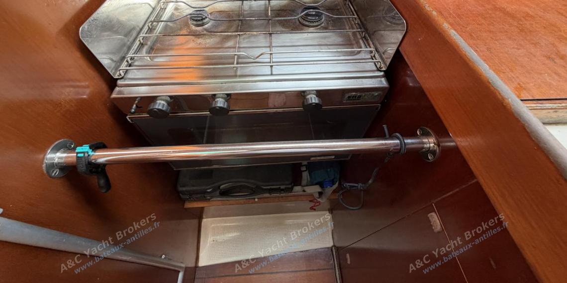 Bénéteau First 38s5 : Two burner's hobs with oven Bénéteau First 38s5 : Two burner's hobs with oven