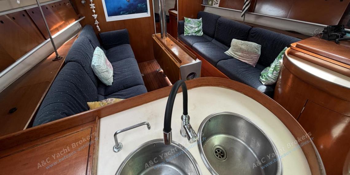 Bénéteau First 38s5 : Saloon seen from the galley Bénéteau First 38s5 : Saloon seen from the galley