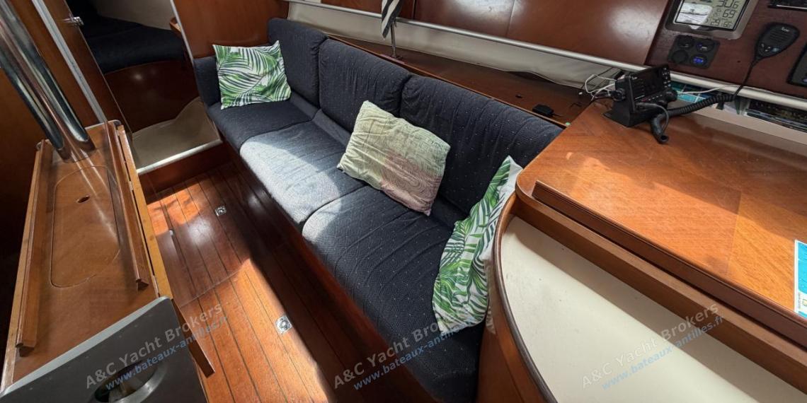 Bénéteau First 38s5 : Charts table and saloon seen from the galley Bénéteau First 38s5 : Charts table and saloon seen from the galley