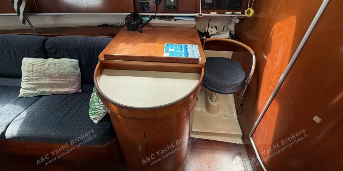 Bénéteau First 38s5 : Charts table Bénéteau First 38s5 : Charts table