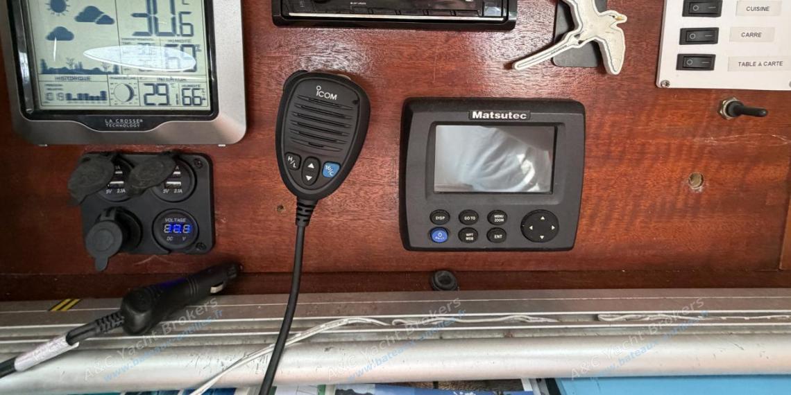 Bénéteau First 38s5 : Electronic at charts table Bénéteau First 38s5 : Electronic at charts table