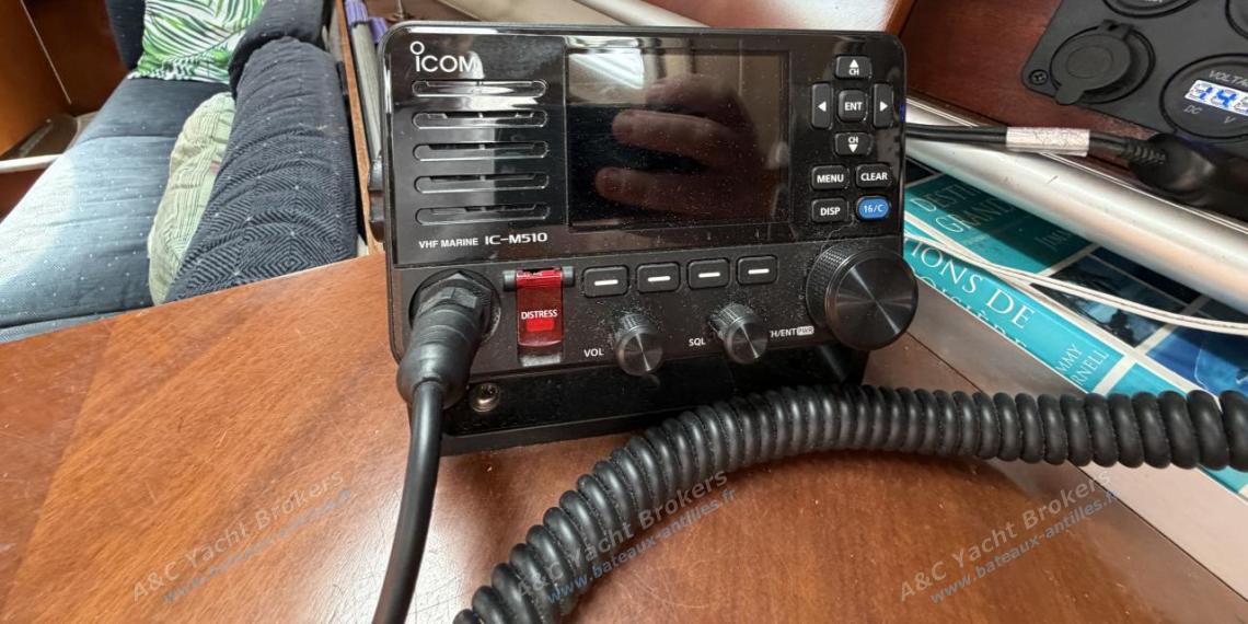 Bénéteau First 38s5 : VHF at charts table Bénéteau First 38s5 : VHF at charts table