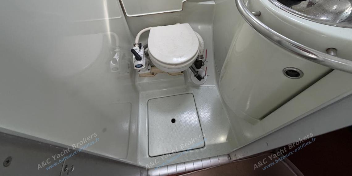 Bénéteau First 38s5 : Forward shower room Bénéteau First 38s5 : Forward shower room