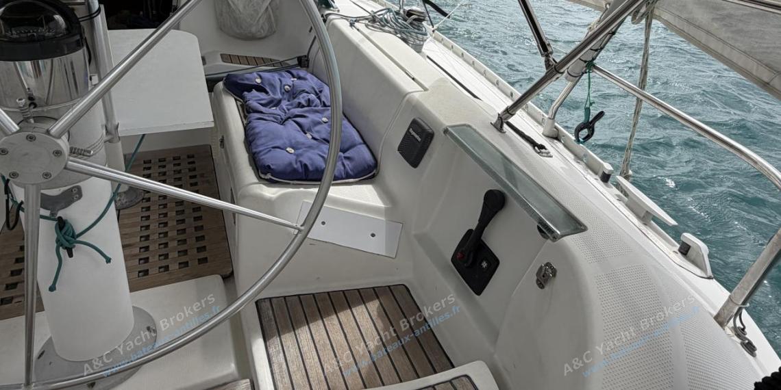 Bénéteau First 38s5 : Helm station Bénéteau First 38s5 : Helm station
