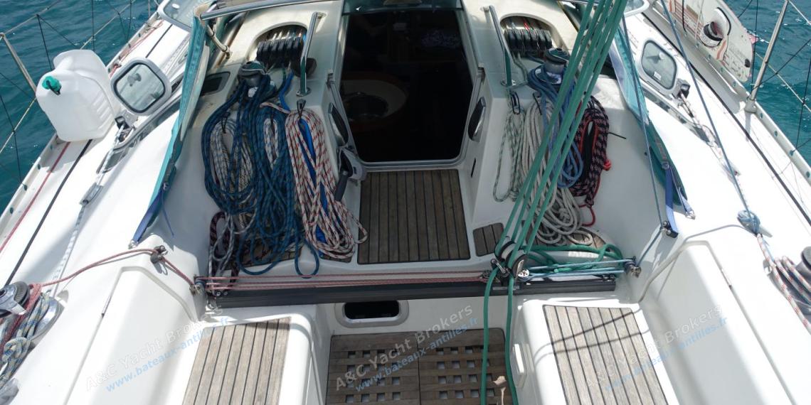 Bénéteau First 38s5 : Cockpit and dodger seen from helm station Bénéteau First 38s5 : Cockpit and dodger seen from helm station