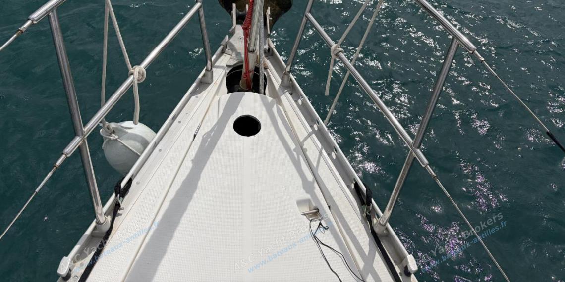 Bénéteau First 38s5 : Flat deck furling system Bénéteau First 38s5 : Flat deck furling system